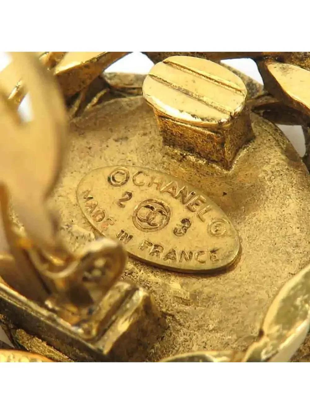 CHANEL elevate your
